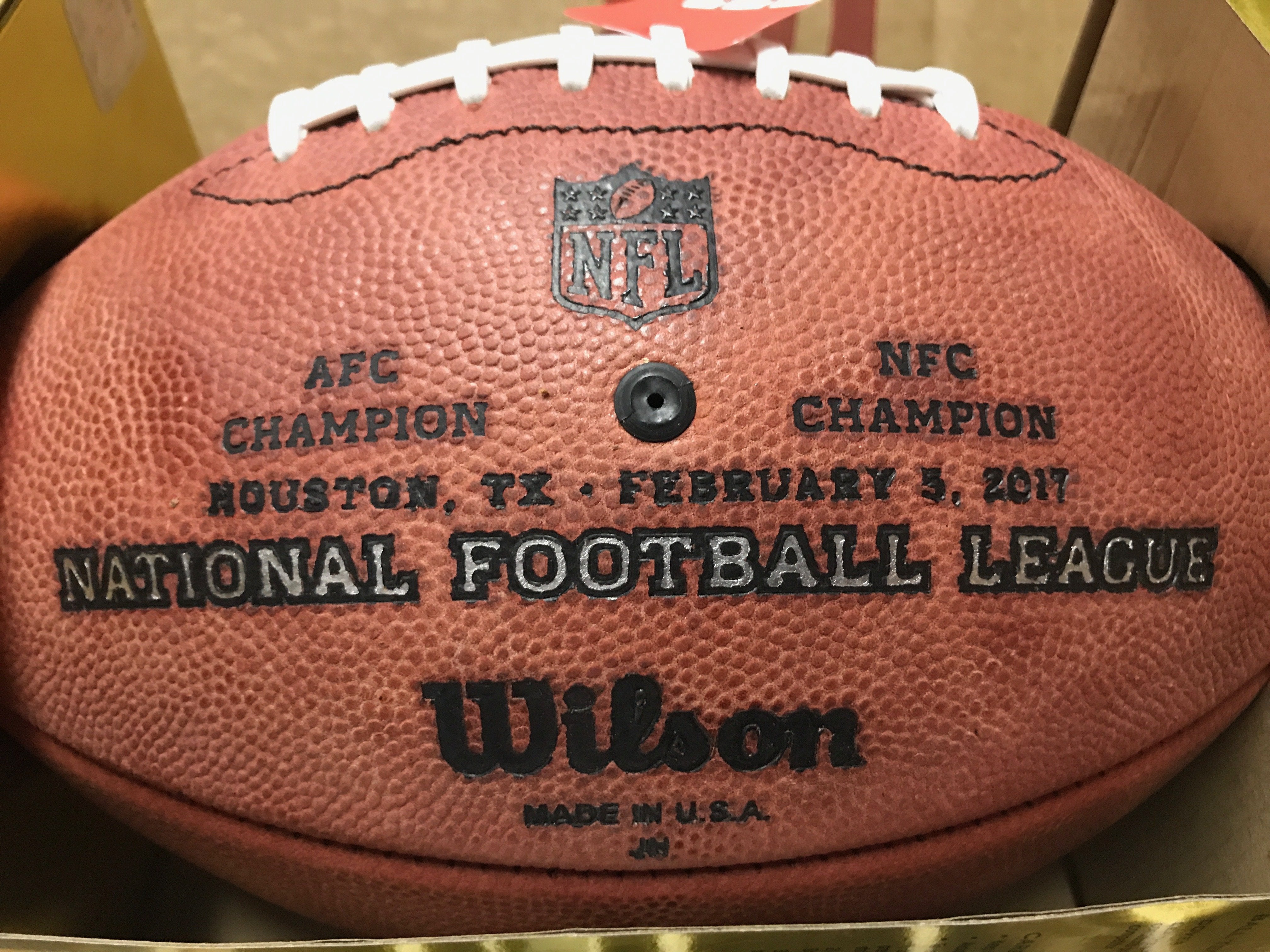 Wilson NFL Superbowl 50 Game Ball, Official Size, Leather : :  Sports, Fitness & Outdoors